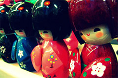 Achetez des kokeshi (poupées traditionnelles japonaises)