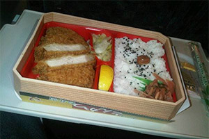 Plateau repas avec du porc pané et du riz dans un train shinkansen au Japon