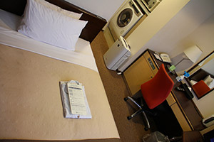 Photo de la chambre du Tokyu Stay Gotanda avec le lit et la machine à laer