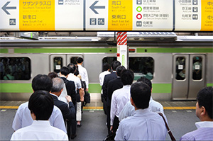 Queue devant un train à Tokyo