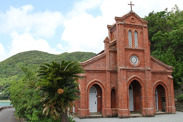 Photo de l'église Dozaki avec ses briques rouges sur l'île de Fukue à Goto