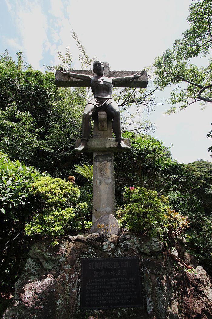 Statue de Saint Jean de Goto crucifié sur la croix en face de l'église de Dozaki