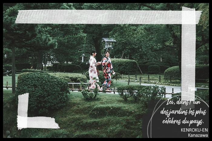 Femmes habillées en kimono qui marche dans un jardin
